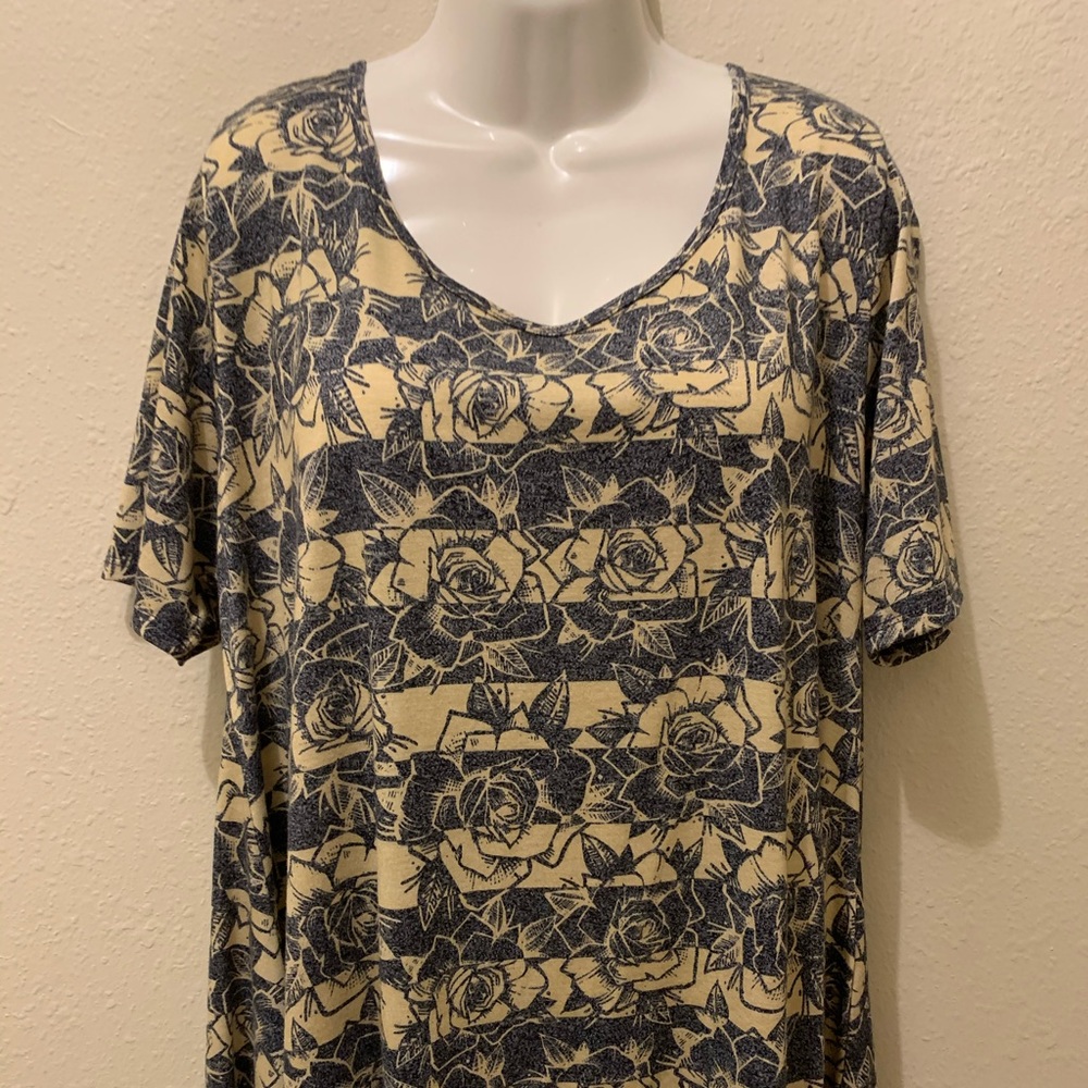 LulaRoe Perfect T, hardly worn